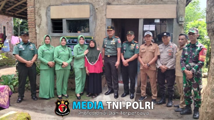 Dandim 0818/Malang-Batu Bersama Persit KCK Salurkan Bantuan untuk Warga Kurang Mampu di Turen