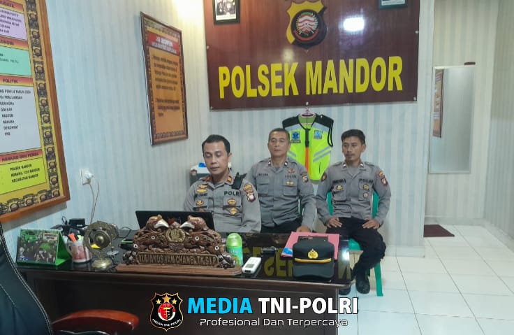 Kapolsek Mandor Bersama KA SPKT Polsek Mengikuti Zoom Arahan Kapolri
