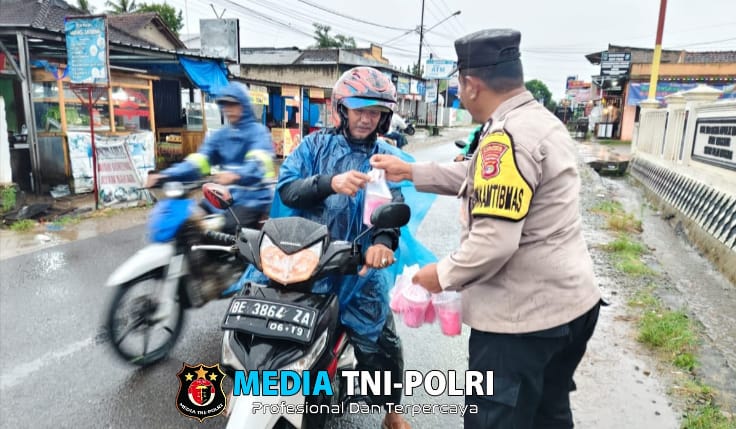 Polsek Pulau Panggung Gelar Aksi Berbagi Takjil untuk Masyarakat di Bulan Ramadan
