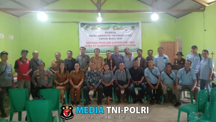 Bhabimkamtibmas Polsek Menyuke Hadiri Rapat Anggota Tahunan di Desa Tembawang Bale