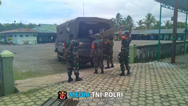 Ringankan Beban Basyarakat Babinsa Koramil 1705-01/Nabire Melaksanakan Drop Material Bangunan di Rumah Warga