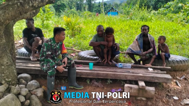 Babinsa Koramil 1705-03/Kwatisore Melaksanakan Kegiatan Komunikasi Sosial (KOMSOS) di Wilayah Binaan