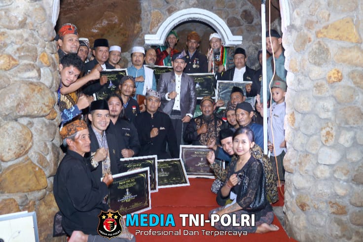 Budayawan, Seniman, Bupati, Romo, Kapolres hingga Anggota DPD RI Raih “Pin Emas Kamulyan”