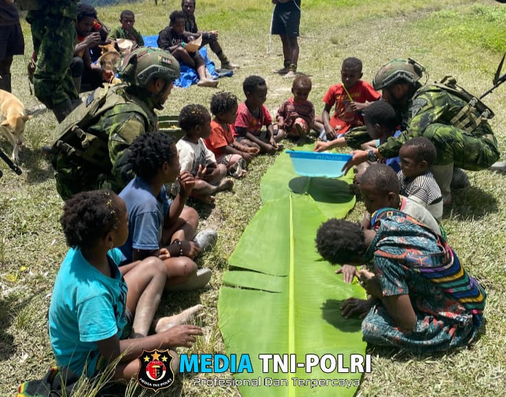 Makan Bersama, Wujud TNI Manunggal Dengan Rakyat