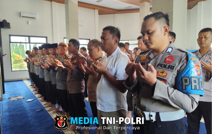 Polri Berduka, Polres Lampung Utara Gelar Shalat Ghaib