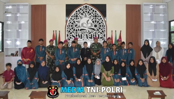 Menbanpur 2 Marinir Berbagi Kebahagiaan di Bulan Suci Ramadhan Bersama Anak Yatim