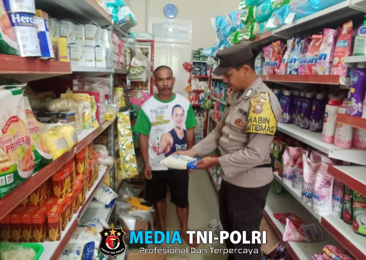 Bhabinkamtibmas Polsek Air Besar Pantau Ketersediaan dan Harga Bahan Pokok Menjelang Idul Fitri 1446 H