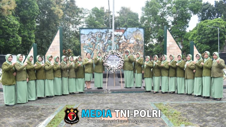 HUT Persit ke-79 : Tabur Bunga dan Pemberian Tali Asih di TMP Prayudha Nirwana Kepanjen