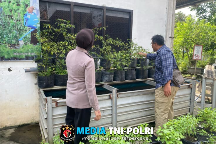 Optimalkan Lahan Pekarangan, Polsek Warujayeng Dukung Ketahanan Pangan