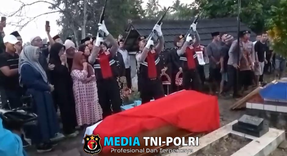 Proses Pemakaman AKP Anumerta Lusiyanto dan Aipda Anumerta Petrus Berlangsung Khidmat