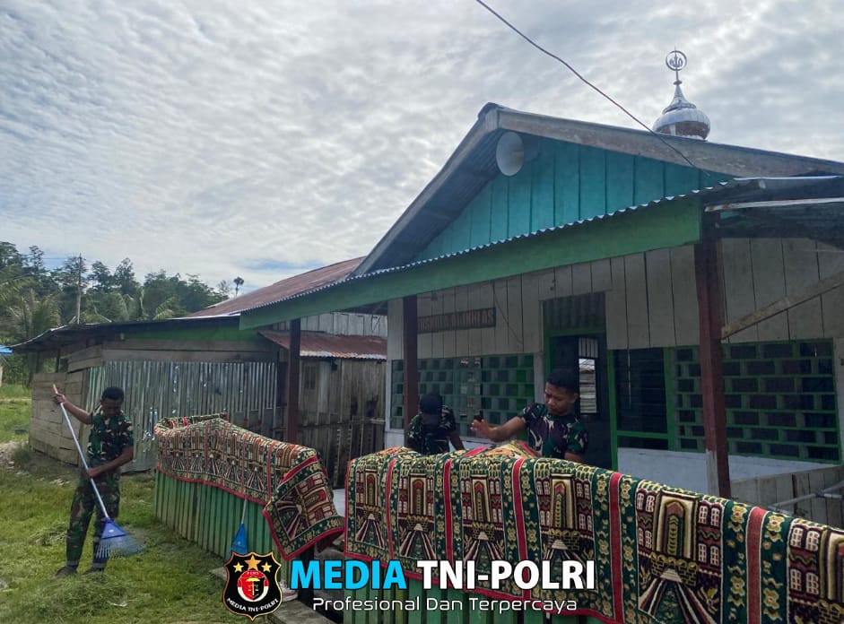 Tebarkan Kebaikan di Bulan Suci Ramadhan, Satgas Yonif 762/VYS Membersihkan Mushola Al-Ikhlas