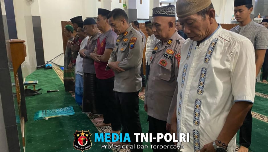 Kapolres Nganjuk dan Anggota Gelar Tarawih Bersama di Masjid Al-Ikhlas