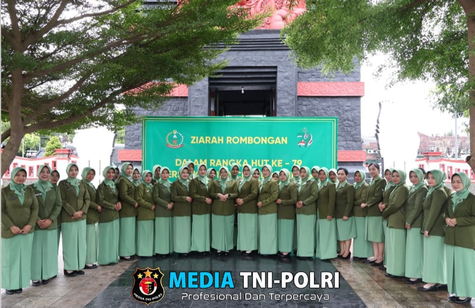 Sambut HUT Ke – 79, Persit Kartika Chandra Kirana Cabang XXII Dim 0808/Blitar Tabur Bunga di TMP Raden Wijaya