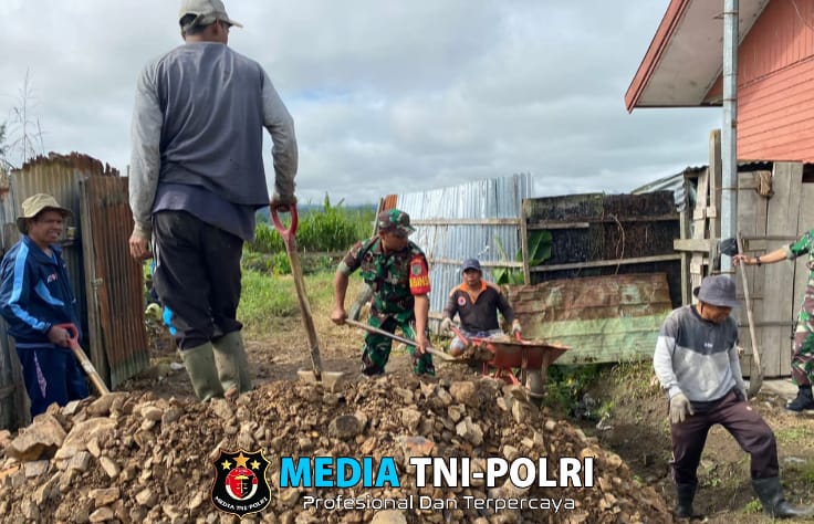 Babinsa Koramil 1705-04/Moanemani Membantu Ratakan Timbunan Milik Masyarakat di Distrik Kamuu Kabupaten Dogiyai