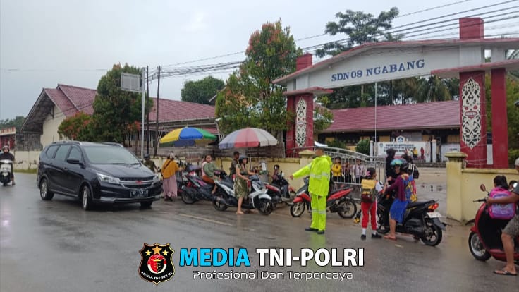 Cegah Kemacetan dan Kecelakaan Aipda Hengki Lakukan Pengamanan Arus Lalu Lintas Saat Anak Masuk Sekolah