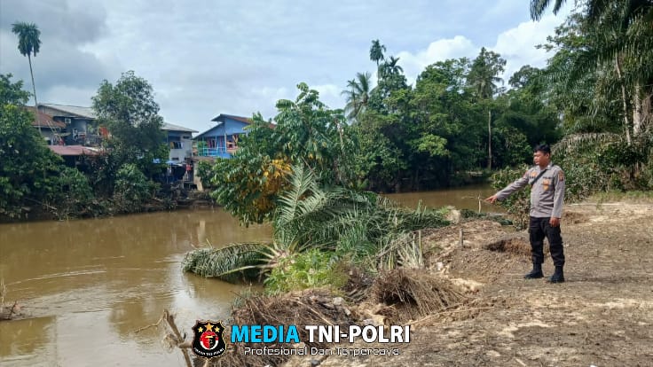 Bhabinkamtibmas Polsek Menjalin Cek Debit Air dan himbau Warga Untuk Waspada