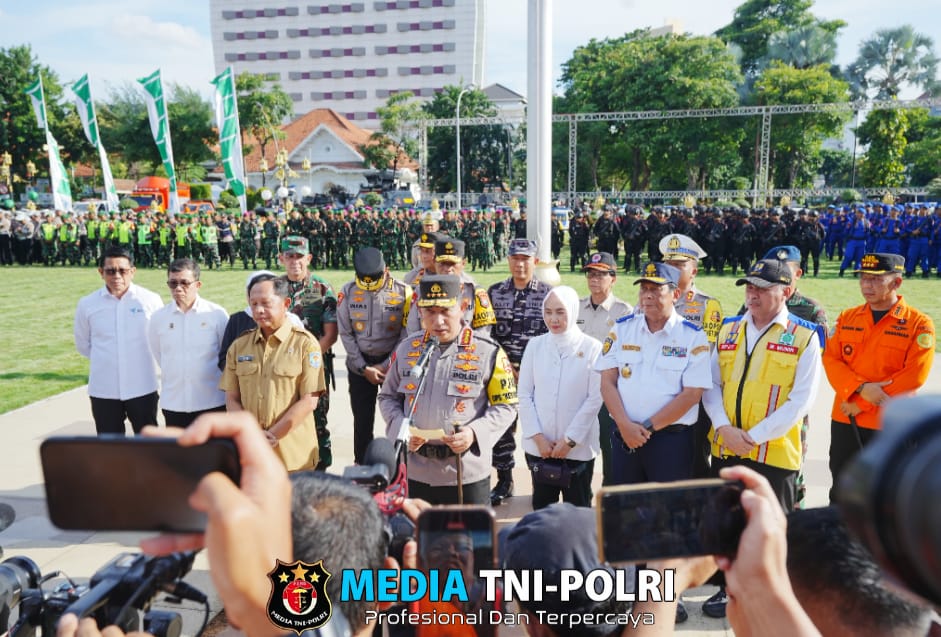 Kapolri Pimpin Apel Gelar Pasukan Operasi Ketupat 2025 di Surabaya