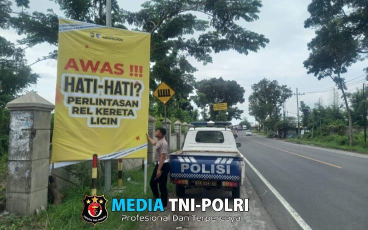 Mudik Aman, Keluarga Nyaman, Polres Nganjuk Pasang Rambu Peringatan dan Imbauan di Jalur Mudik