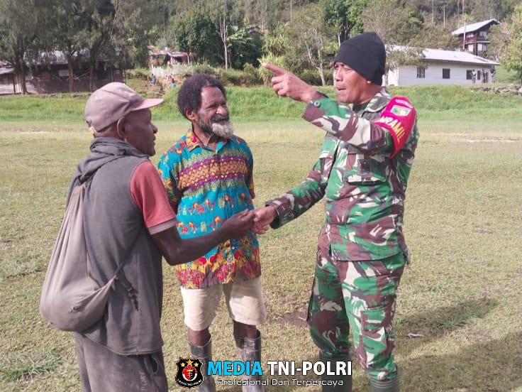 Wujud Keakraban, Danramil Homeyo Laksanakan Komunikasih Sosial (Komsos) dengan Warga di Kampung Pogapa