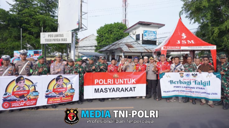 Polres dan Kodim Bersama PSMTI Lampung Utara Bagikan Takjil Kepada Warga