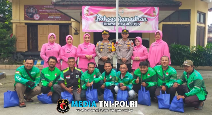Bhayangkari Ranting se-Cabang Bojonegoro Gelar Baksos, Salurkan Paket Sembako kepada Tukang Ojek