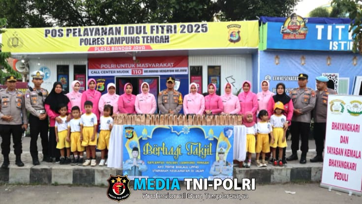 Berbagi Takjil Bersama Ibu Bhayangkari, Kapolres Lampung Tengah : Wujud Kepedulian Polri kepada Masyarakat
