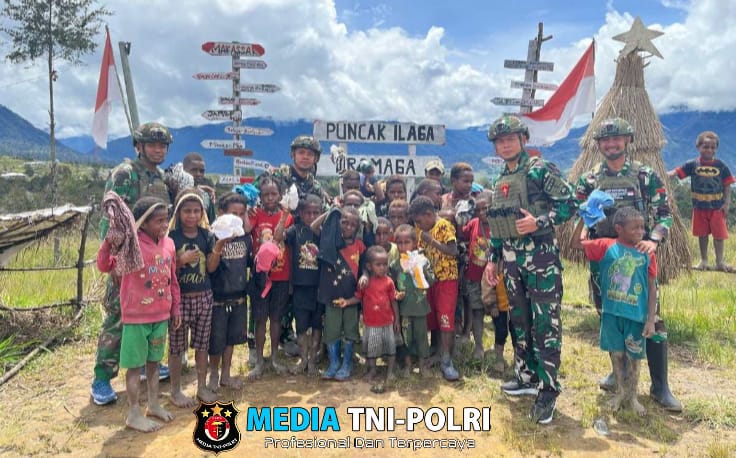 Berbagi Kasih Wujudkan Bahagia di Kab. Puncak, Satgas TNI Berbagi Pakaian