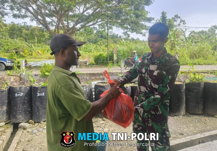 Satgas Yonif 131/Brajasakti Selalu Siap Membantu Masyarakat Perbatasan Papua