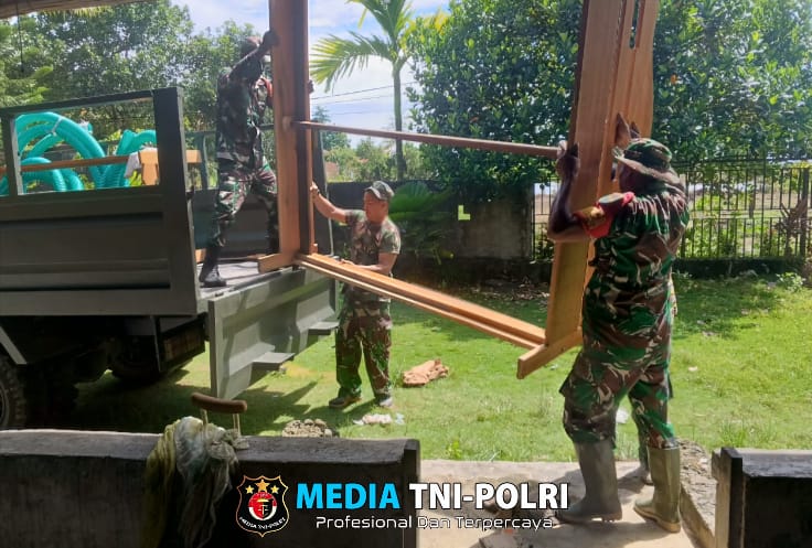 Danramil 1705-01/Nabire bersama Anggota Bantu Angkat Barang Masyarakat Pindah Rumah