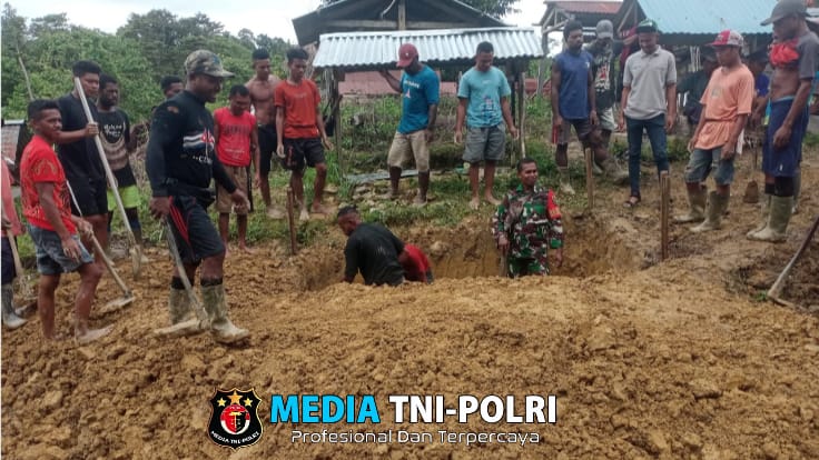 Babinsa Koramil 1705-03/Kwatisore Melaksanakan Gotong Royong Penggalian Makam bersama Masyarakat di Kampung Sima Wilayah Binaan