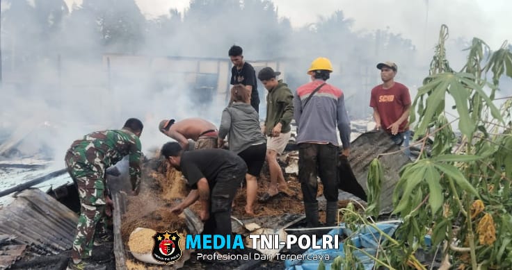 Si Jago Merah Lahap Rumah Panjang, Satgas Yonzipur Lakukan Pemadaman Kebakaran Bersama Masyarakat