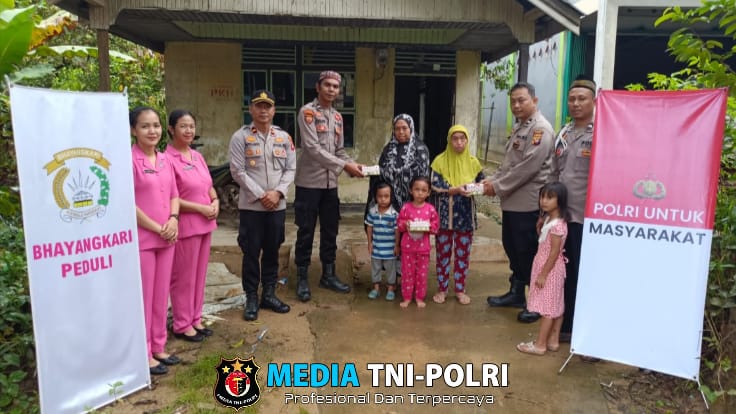 Polsek Menyuke Bagikan Takjil Kepada Warga yang Melaksanakan Puasa