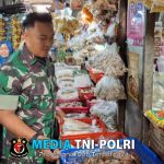 Pantau Harga Sembako Jelang Lebaran, Babinsa Danukusuman Datangi Pasar Harjodaksino