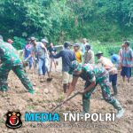 Tiga Babinsa Musuk Terjun Langsung Bantu Warga Bersihkan Longsor