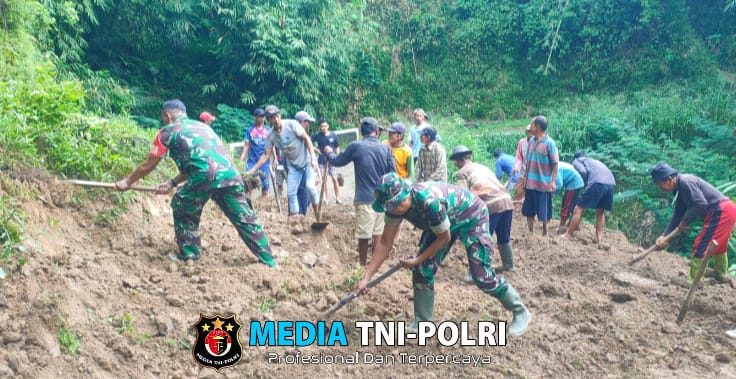 Tiga Babinsa Musuk Terjun Langsung Bantu Warga Bersihkan Longsor
