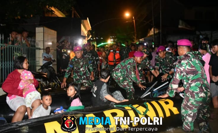 Prajurit Marinir, Sigap Selamatkan Warga Korban Banjir di Manado