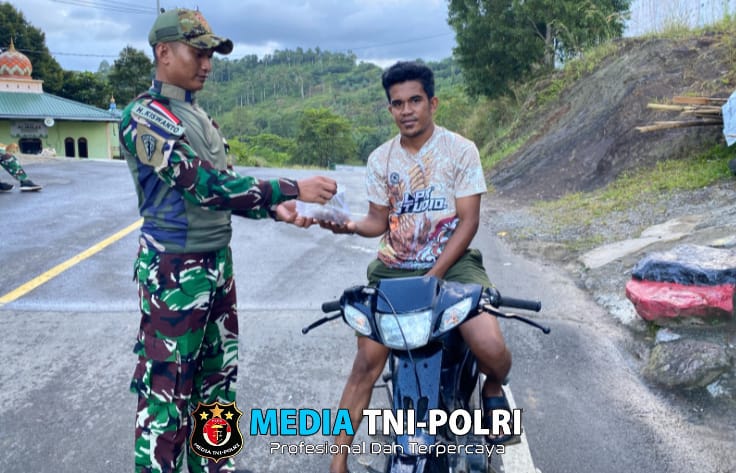 Indahnya Berbagi di Bulan Suci Ramadhan, Satgas Pamtas Yonarmed 11 Kostrad Bagikan Takjil di Perbatasan