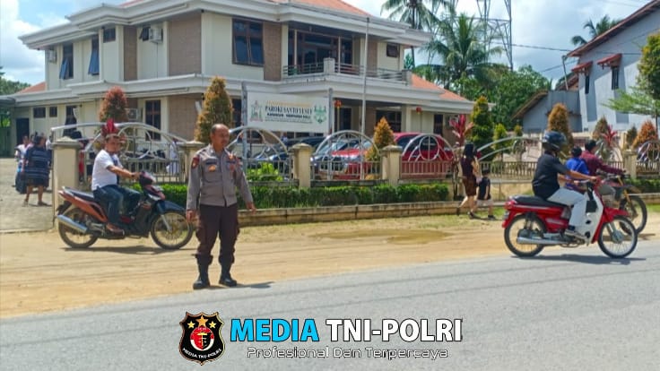 Berikan Rasa Aman , Personel Polsek Mempawah Hulu Laksanakan Pengamanan Misa Minggu
