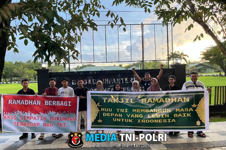 Elemen Masyarakat Kota Sorong Pro Pengesahan UU TNI Membagikan Takjil ke Pengguna Jalan