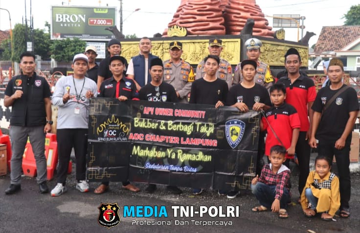 Berbagi Takjil Bersama APV Lampung Community dan Panther Mania, Kapolres Lampung Tengah : Wujud Sinergitas