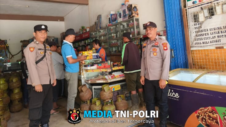 Personil Polsek Menyuke Laksanakan Patroli Siang dan Memberi Imbauan Kepada Warga