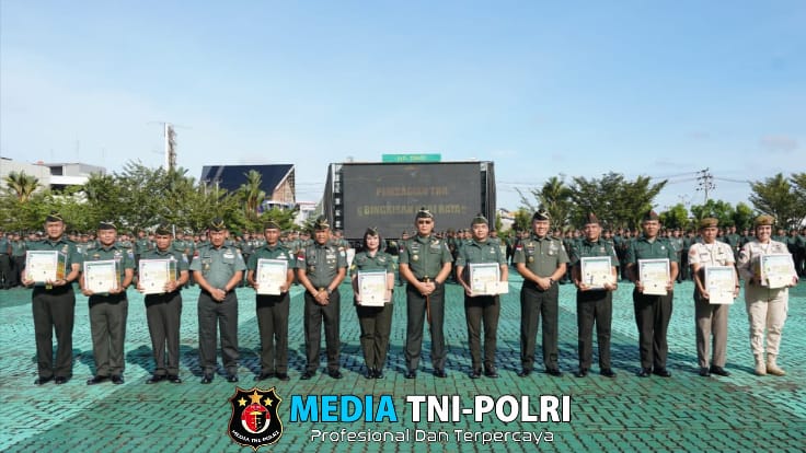 Ringankan Beban Anggota, Pangdam XII/Tpr Berikan Bingkisan Lebaran Kepada Prajurit dan PNS