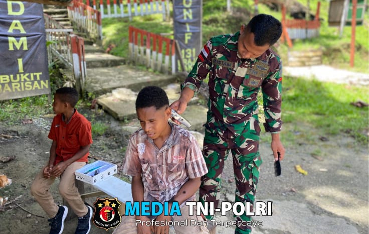 Membentuk Kerapian Sejak Dini, Satgas Yonif 131/BRS Gelar Pangkas Rambut Gratis Bagi Anak Perbatasan Papua