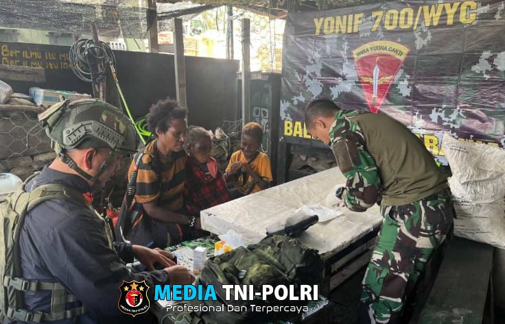 Tenaga Kesehatan TNI Tangani Pasien Malaria di Distrik Ilaga