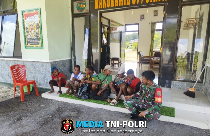 Anggota Babinsa Koramil 1705-07/Siriwo Memberikan Motivasi Semangat Belajar Kepada Murid Sekolah SDN SIRIWO yang Sedang Libur Sekolah