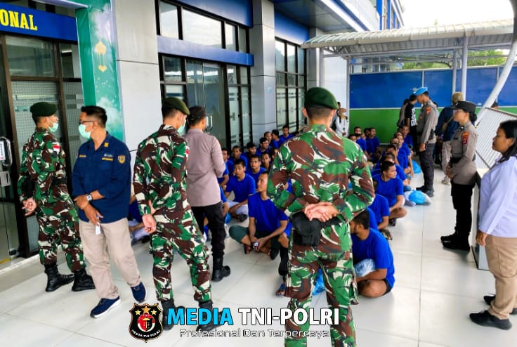 Satgas Pamtas Yonarmed 11 Kostrad Kawal Deportasi 121 PMI dari DTI Tawau, Malaysia
