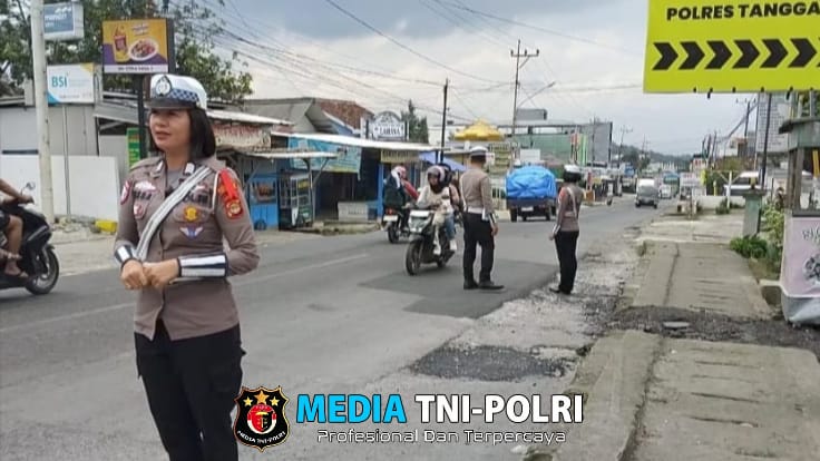 Kasat Lantas Polres Tanggamus Tinjau Pos Pelayanan, Berikan Pengaturan Lalu Lintas dan Imbauan kepada Pemudik