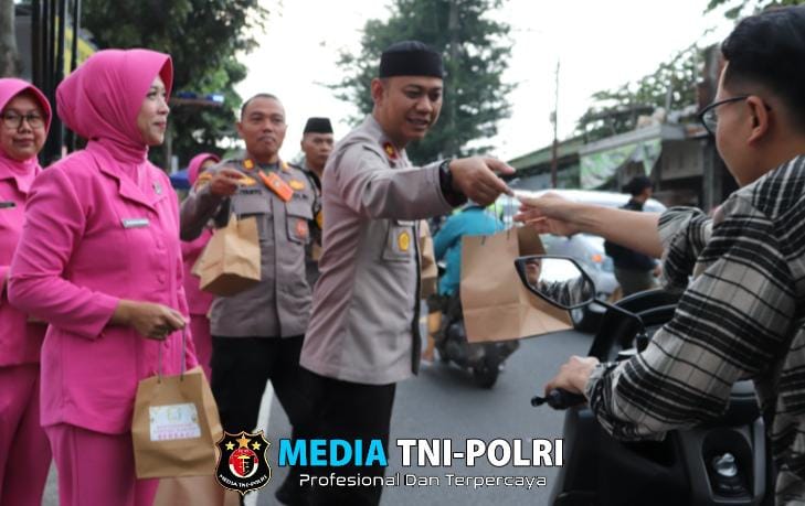 Dukung Operasi Ketupat Semeru 2025, Kapolres Batu Patroli Cek Bapokting, Wahana Wisata, Hingga Bagikan Takjil