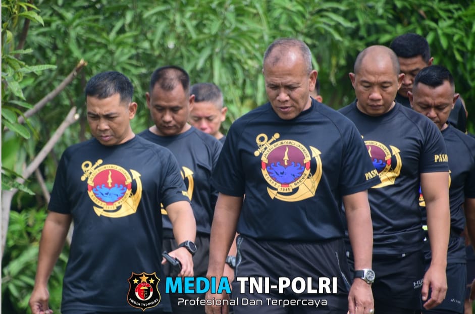 Danpasmar 1 Tinjau Lahan Ketahanan Pasmar 1 Sambil Berolahraga