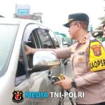 Kapolres Lampung Timur Bagikan Takjil sebagai Wujud Kepedulian terhadap Pengendara Mudik Lebaran